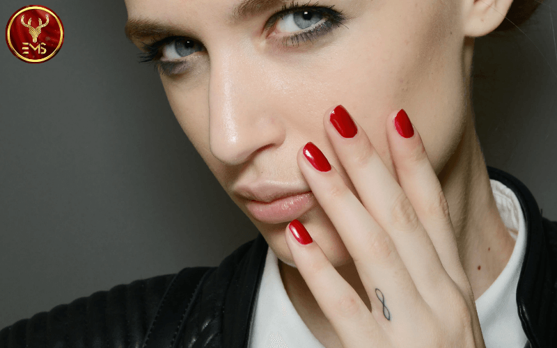 Classic Red - Nail art trend 2023