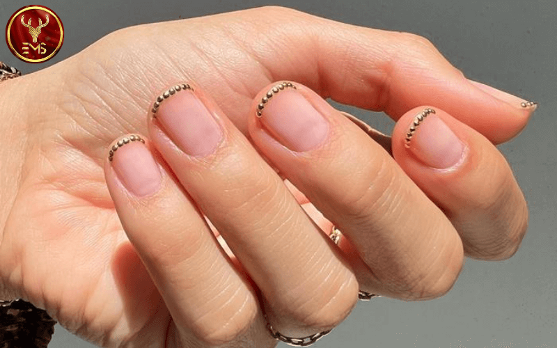 Micro French - Nail art trend 2023